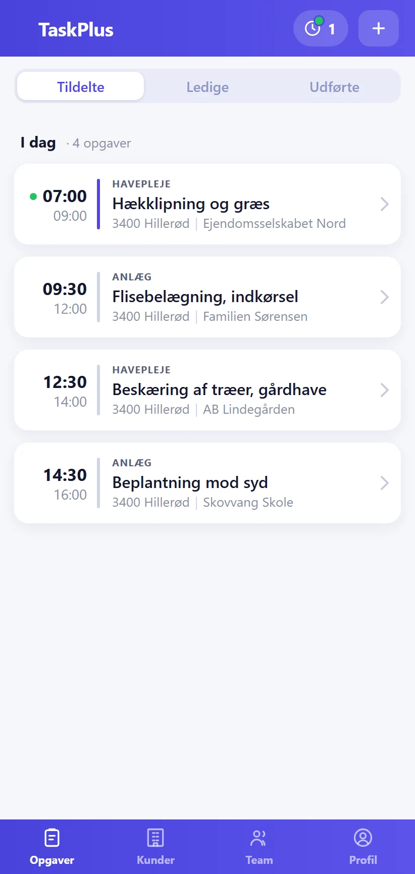 Dagens opgaver i TaskPlus-appen for et anlægsgartnerhold: hækklipning, fliser, beskæring og beplantning