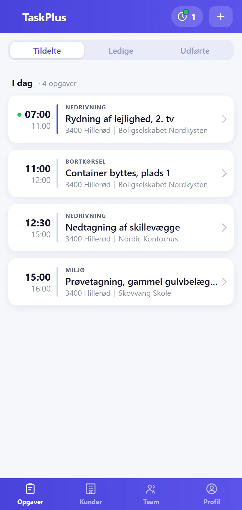 Dagens opgaver i TaskPlus-appen for et nedrivningshold: rydning, container, skillevægge og prøvetagning