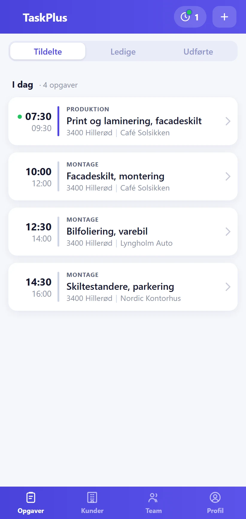 Dagens opgaver i TaskPlus-appen for en skiltevirksomhed: produktion, facadeskilt, bilfoliering og standere