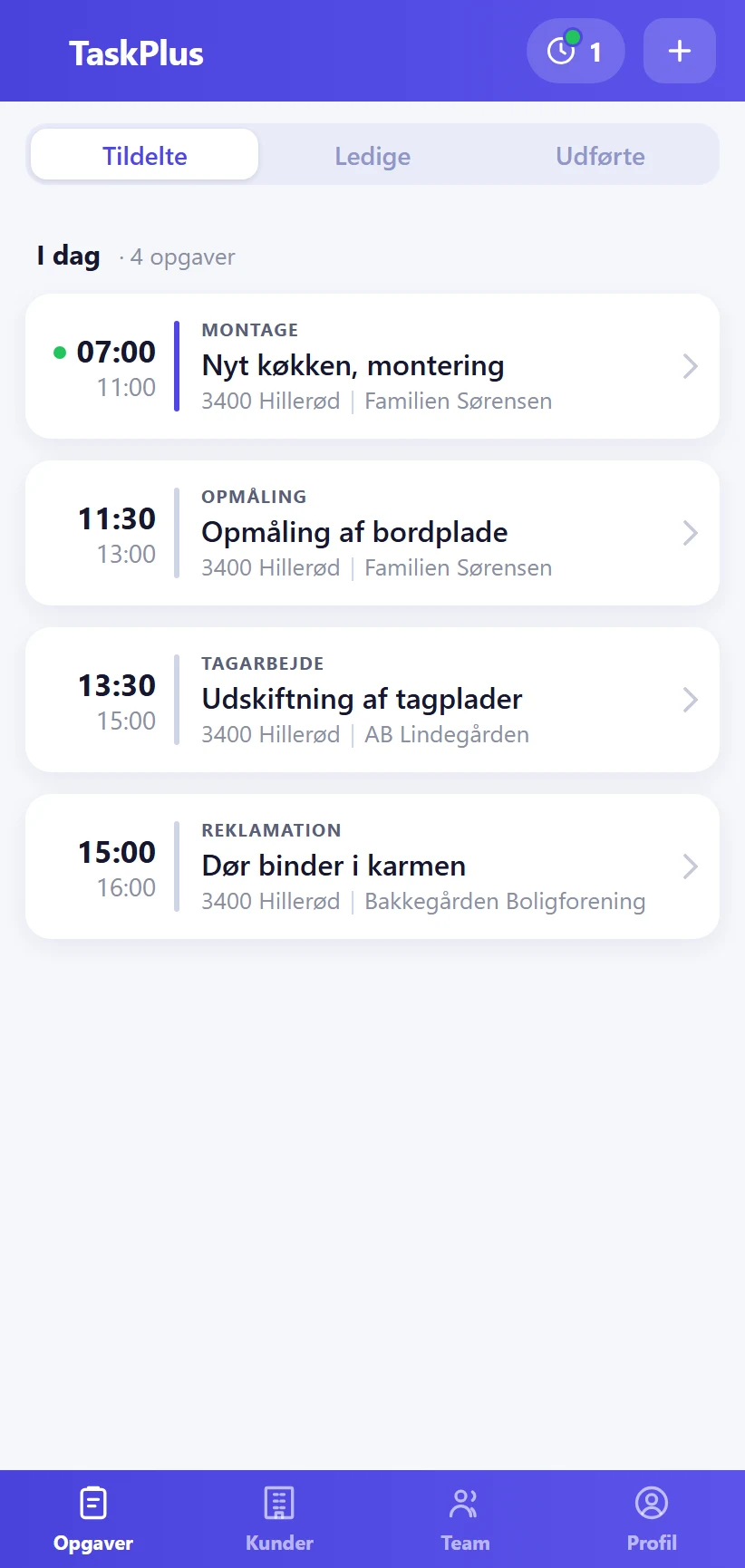 Dagens opgaver i TaskPlus-appen for en tømrersvend: køkkenmontage, opmåling, tagplader og en reklamation