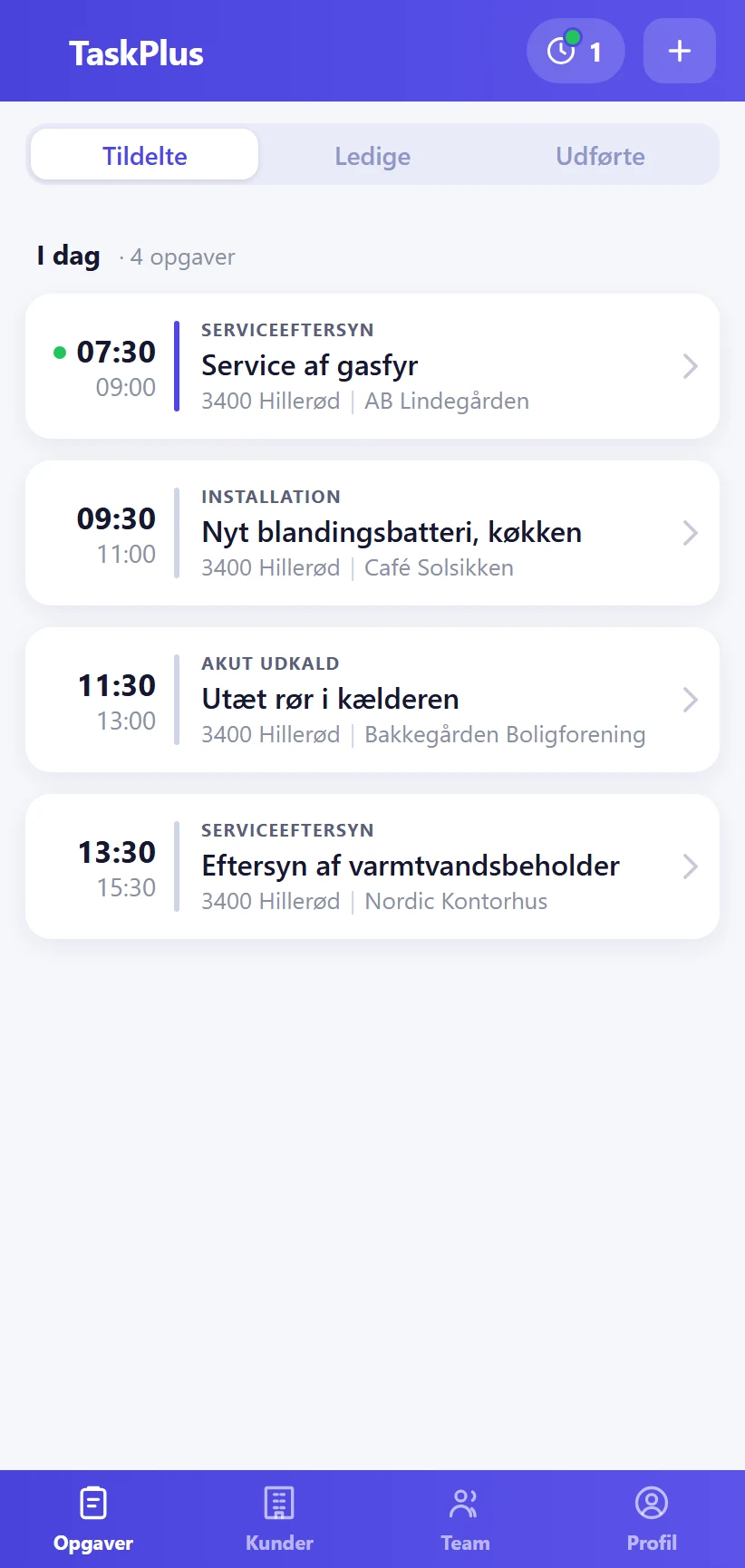 Dagens opgaver i TaskPlus-appen for en VVS-montør: gasfyr, blandingsbatteri, akut udkald og beholder